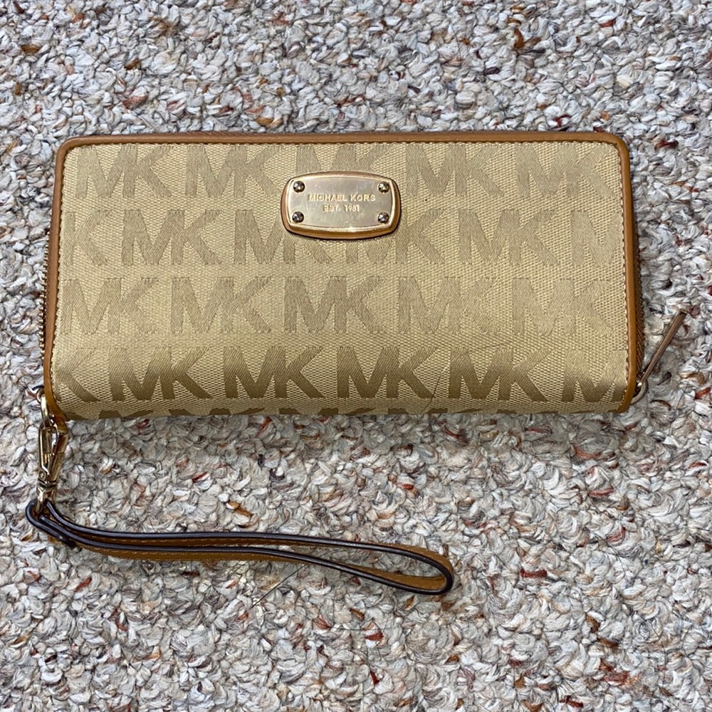 Michael Kors wristlet/wallet